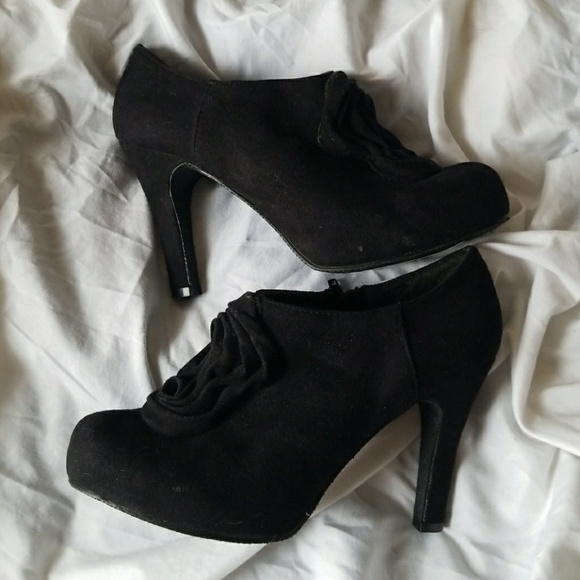 Madden Girl Shoes - Madden Girl "Rhiana" Black Rose Booties size 6 1/2